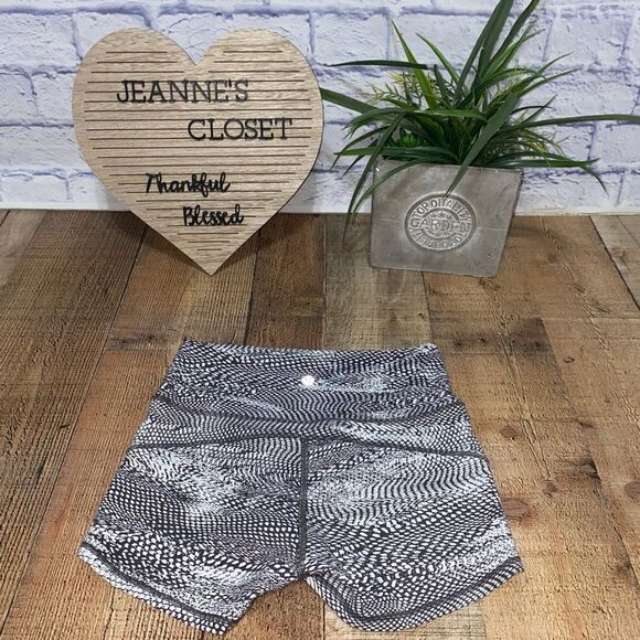 Lululemon In Movement Short *Everlux 2.5"
Swerve Vapor Metal Grey - Picture 10 of 14